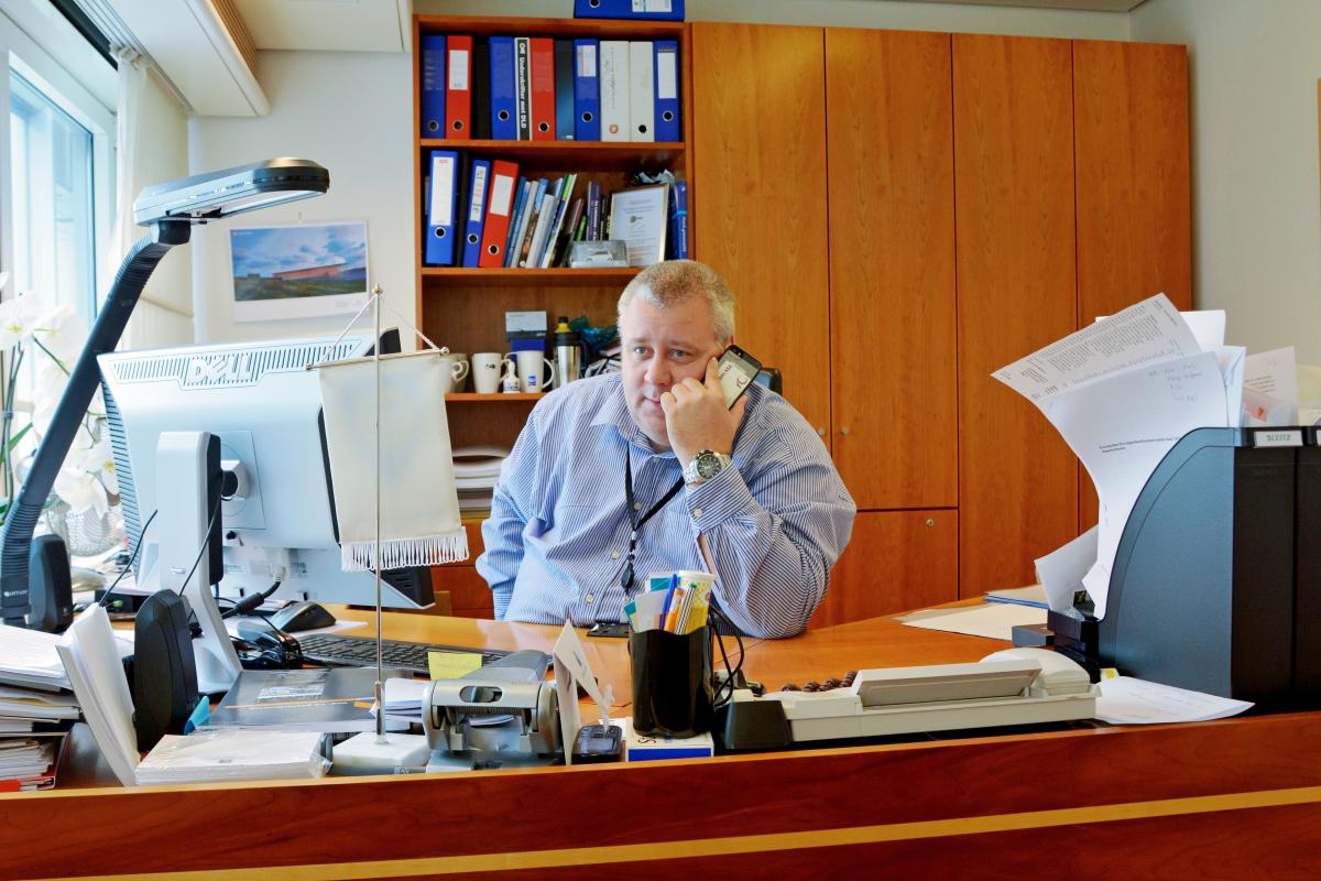 Sjekker gigant-entreprise