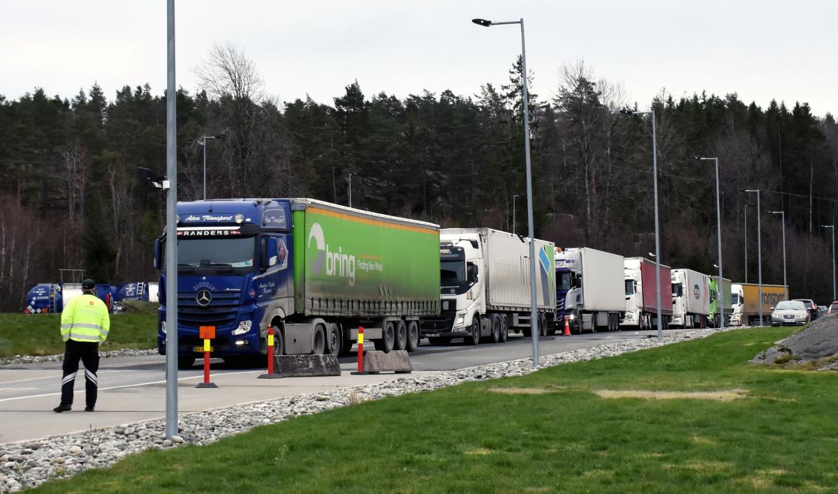 Nesten en million tunge kjøretøy over Svinesund i 2018