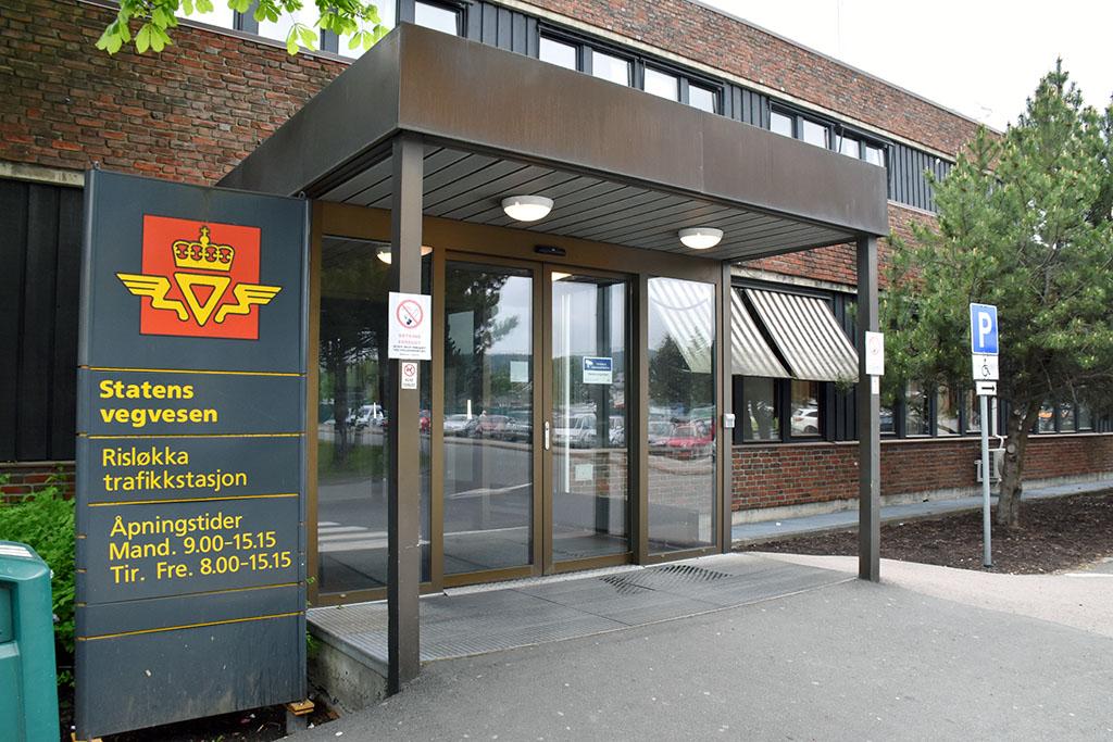 Trafikkstasjoner og politikontor stengt for publikum