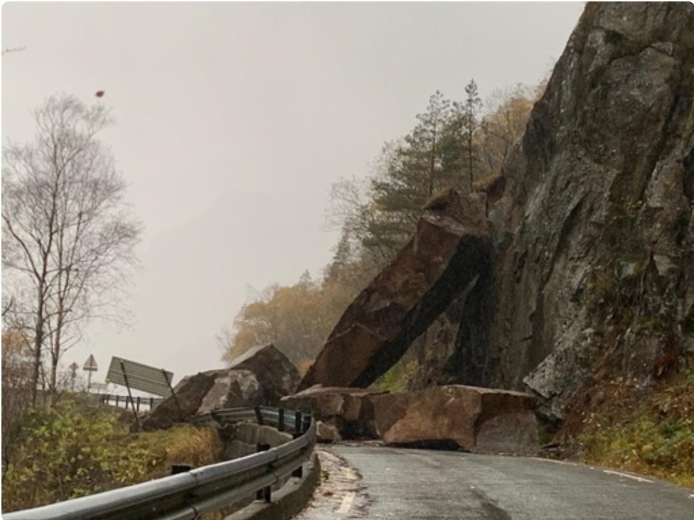 Steinras sperrer riksvei 13 i Suldal