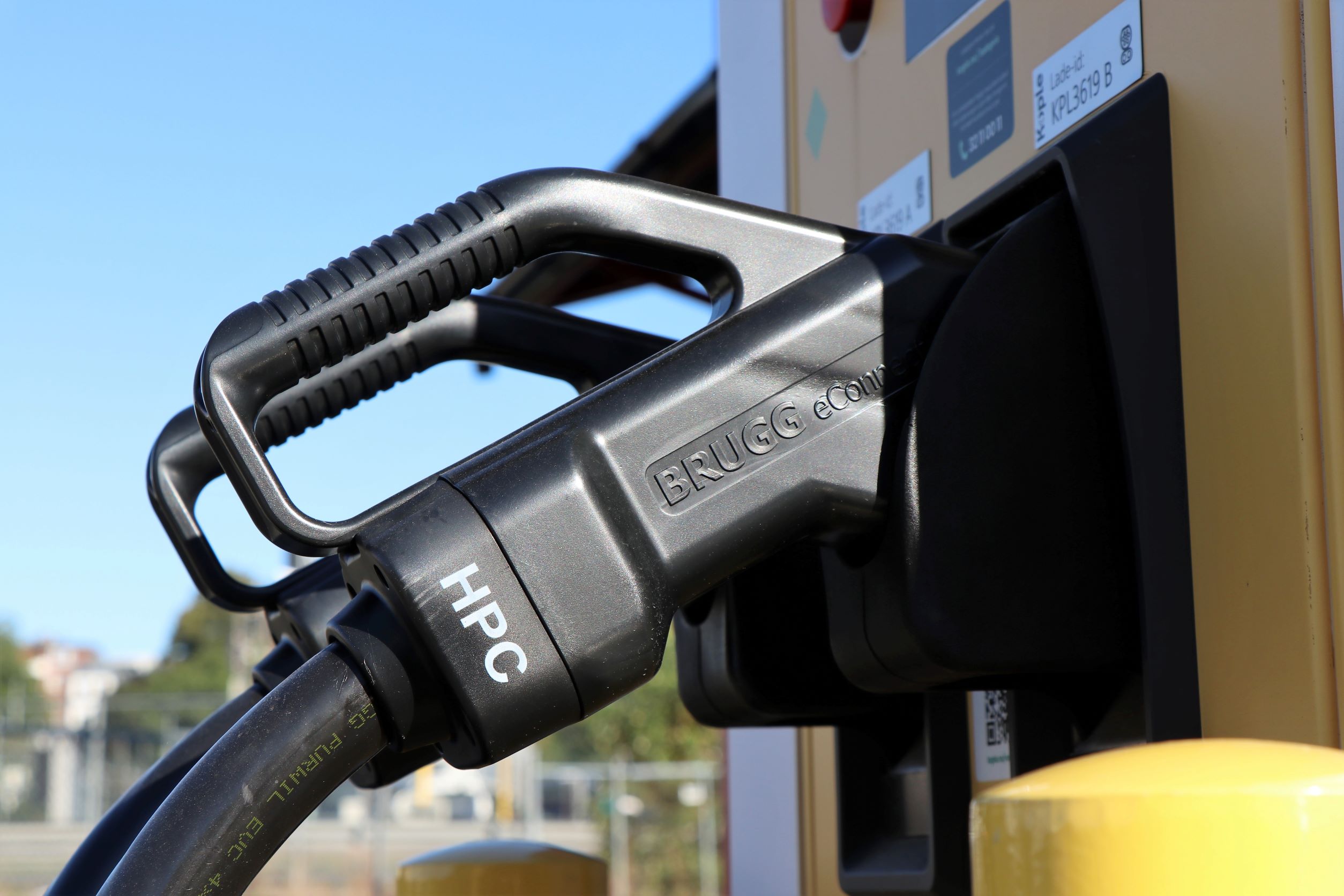 Ny tilskuddsordning skal sikre tungtransporten nye ladestasjoner