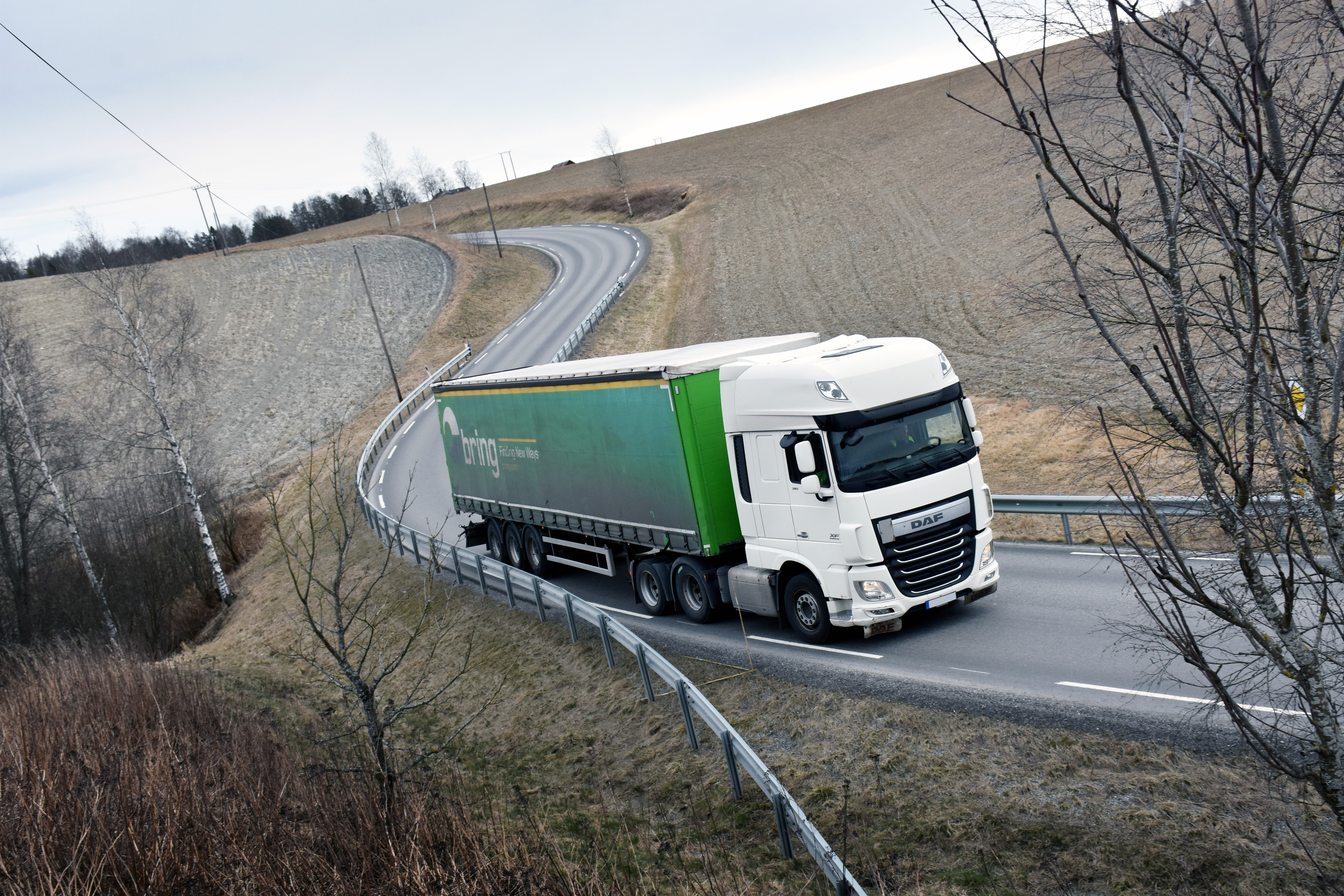 Holder døren på gløtt for fossile lastebiler