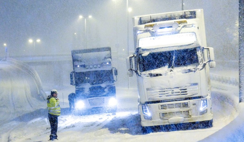 Kjør forsiktig - utfordrende kjøreforhold flere steder natt til fredag