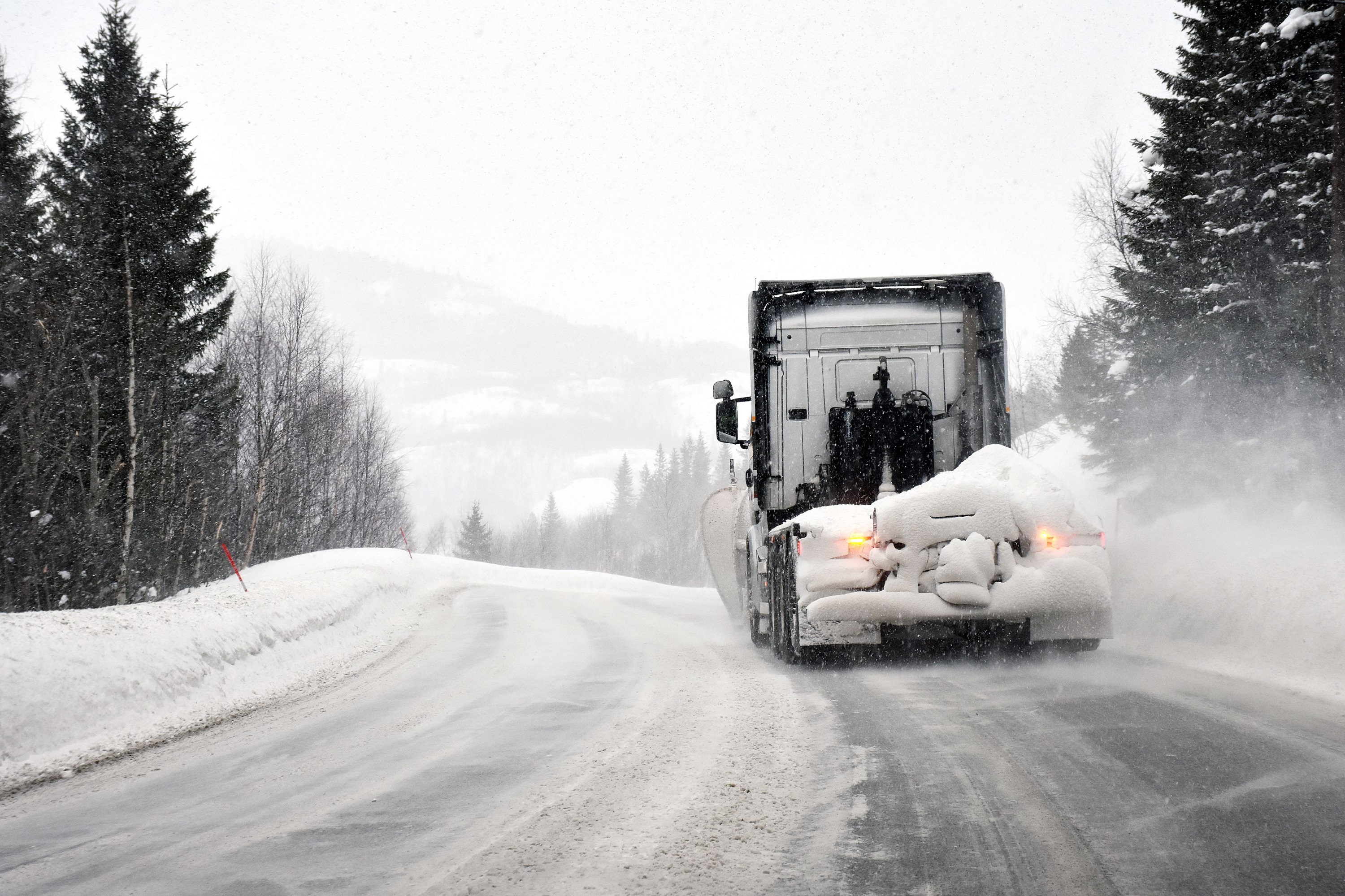 Ble angrepet mens han brøytet bort snø 