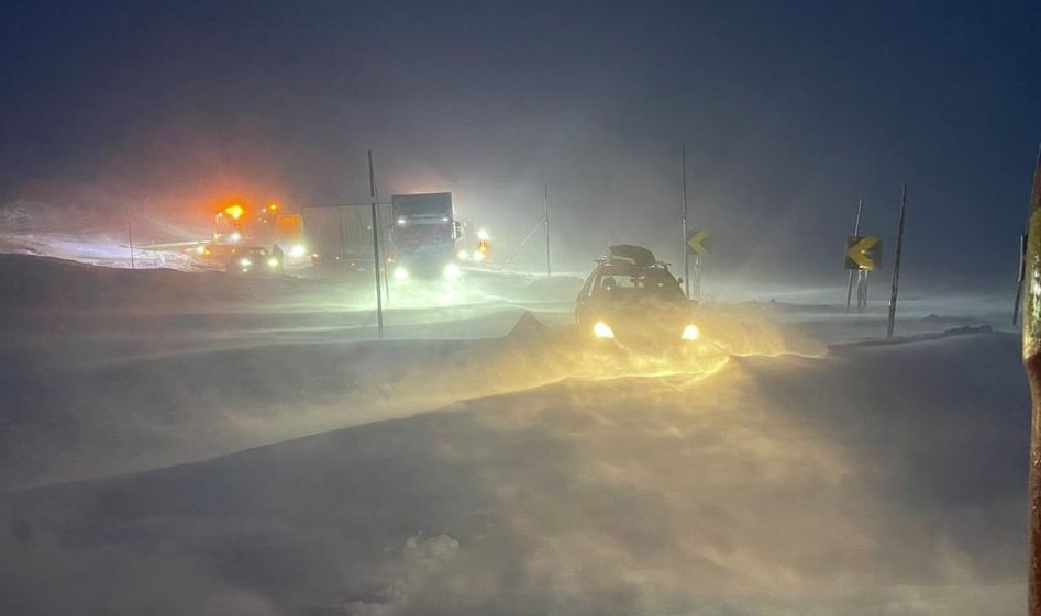 Flere veier er stengt på Vestlandet på grunn av skred og fare for skred