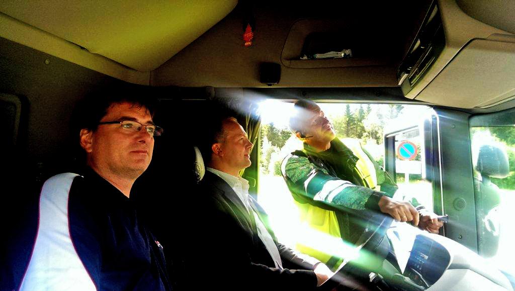 Ministeren kjørte vogntog