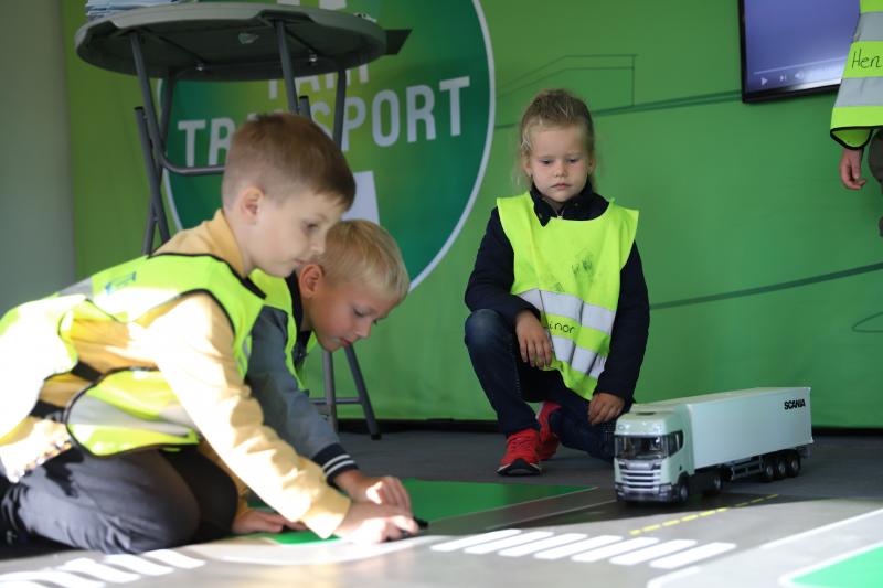 NLF gratulerer alle kvinner med dagen, og ønsker oss flere av dere i transportnæringen! Illustrasjonsfoto: André Kjernsli