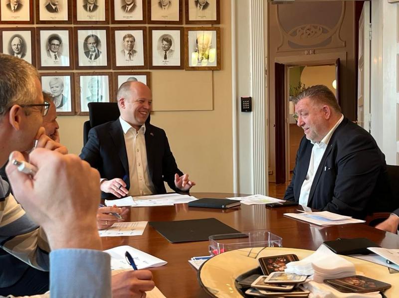 Skuffer: Regjeringen varsler at de først vil se på et eventuelt avgiftskutt på drivstoff i forbindelse med statsbudsjettet for 2023. Dette har NLF tydelig signalisert at de ikke kan ta seriøst. 