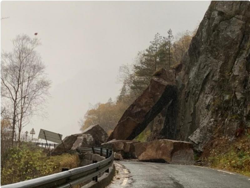 Nå skal det kuttes i samferdselsbudsjettet. I mellomtiden fortsetter det å  rase stein på veiene. Foto:  Politiet Sørvest