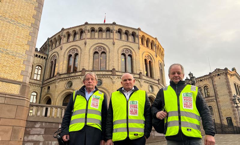 Aksjonerte: Fra venstre: Willy Padøy, leder i Aksjonskomitèen NOK er NOK og leder i Bergen Lastebileierforening, Jan Ove Halsøy, regionsjef i NLF og Torgils Rogne, nestformann i NLFs fylkesstyre i Hordaland.