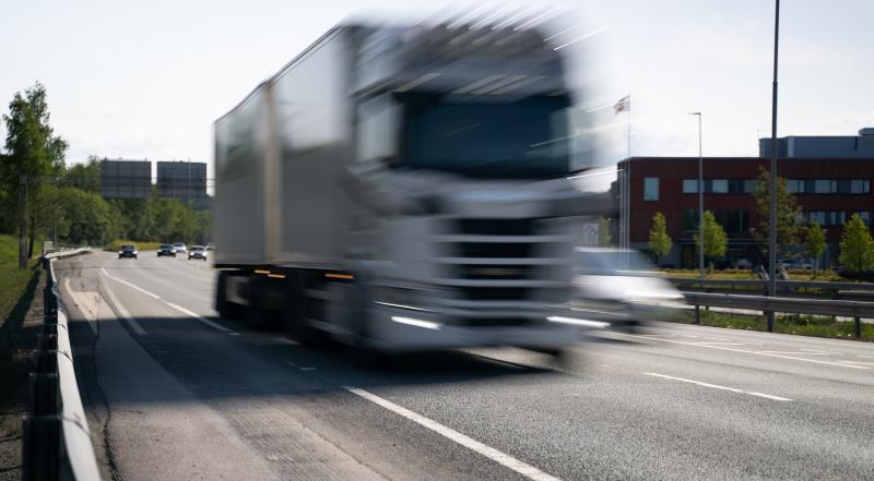 ØKNING: Utviklingen i markedet for tunge nullutslippskjøretøy har vært sterk de siste to årene. Andelen nybilsalg av elektriske lastebiler steg fra 0,4 prosent i 2020 til 7,6 prosent i 2022. Foto: Enova