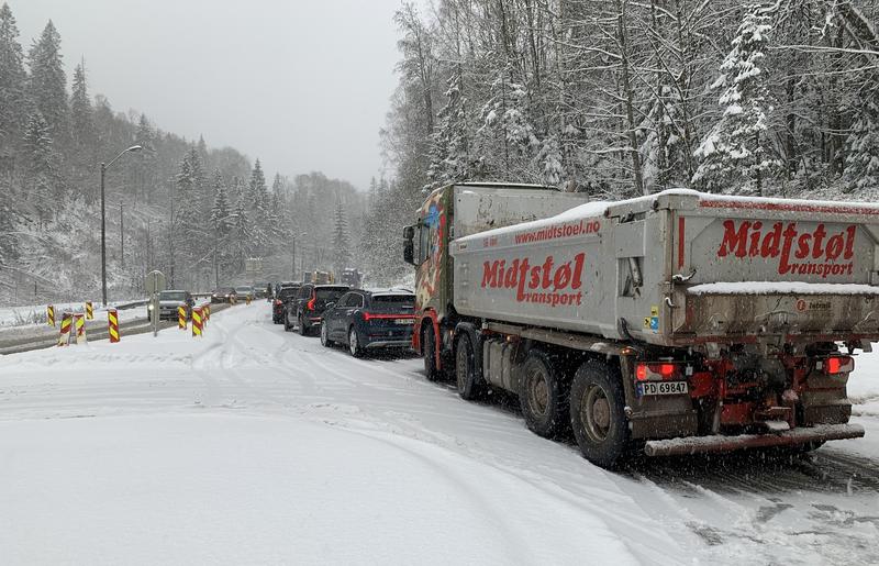 KAOS: Mandag sto køen bom stille opp mot Sollihøgda. Foto: Bjørn Ivar Gunhildgard
