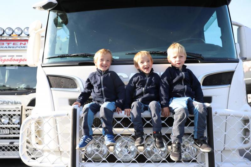 Rekruttering til sjåføryrket er for tiden utfordrende, men disse tre karene ser ut til å ha bestemt seg for hva de skal gjøre i fremtiden. Foto: André Kjernsli