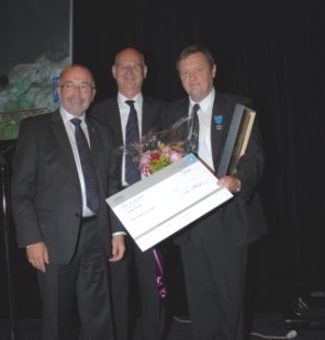 Åge Widme (til høyre) fikk overrakt If og NLFs Trafikksikkerhetspris for 2012  av forbundsstyreleder Per Madsen i NLF (til høyre) og Atle Sørensen i If.  Foto: Arild W.