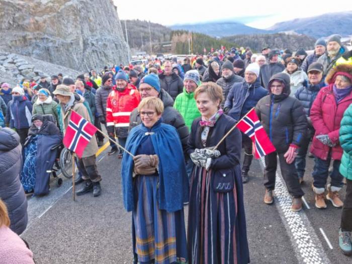ÅPNING: Mange møtte frem da det var åpning av E16 Kvamskleiva. Foto: Guttorm Tysnes