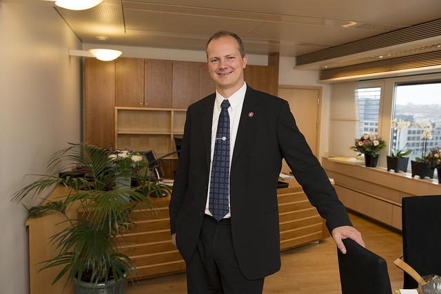 Samferdselsminister Ketil Solvik-Olsen på sitt kontor. Foto: Olav Heggø/Fotovisjon