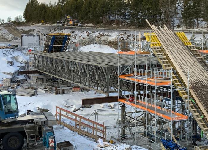 Denne uka starter støpingen av skråsøylene på nye Jora bru på E136 mellom Lesja og Dovre. Brudekket er planlagt støpt ved påsketider. Foto: Statens vegvesen