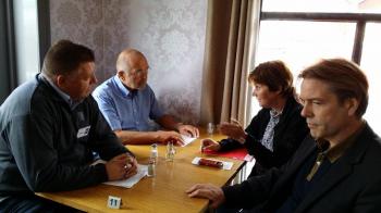 Engasjerende tone ved kaffebordet når NLF og LO samles. Fra venstre: Geir A. Mo og Per Madsen fra NLF samt Gerd Kristiansen og Wegard Harsvik fra LO. Foto: NLF/Kari Brun Ågotnes