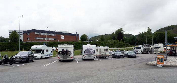 SKAPER IRRITASJON: Det er ikke bare bobiler og campingvogner som har parkert på døgnhvileplasser i sommer. Privatbilister har også benyttet plassene som er satt av til tungbiltransport. Foto: Henning Hansen