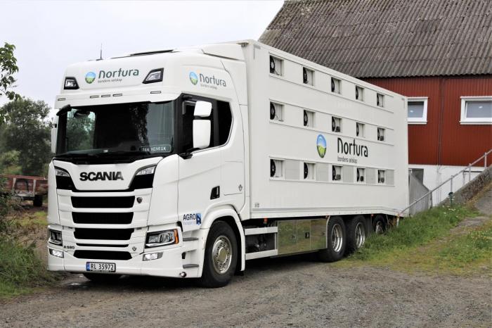 Her henter Jan Henrik over 100 griser som skal ut på sin siste reise. Foto: André Kjernsli