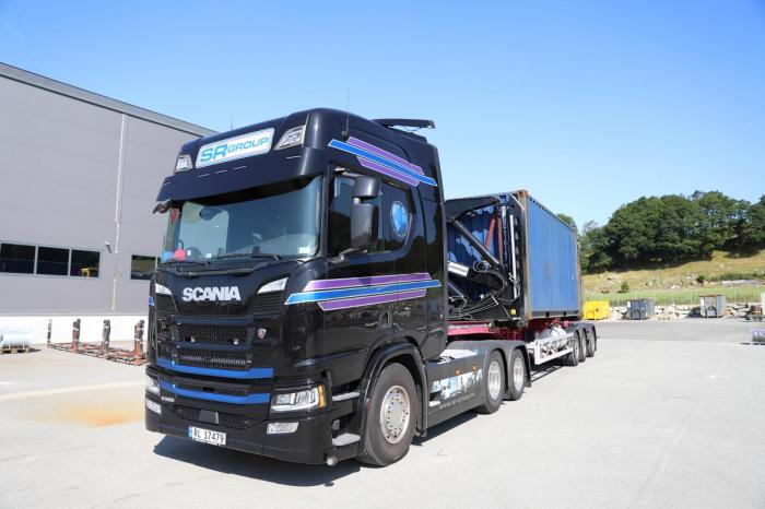 Lena Johansen trives godt med å drive containertransport i SR Group. Foto: André Kjernsli