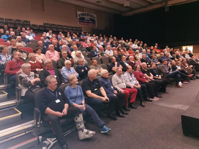 Bra oppmøte under samferdselsdebatten på Storefjell. Foto: Guttorm Tysnes.