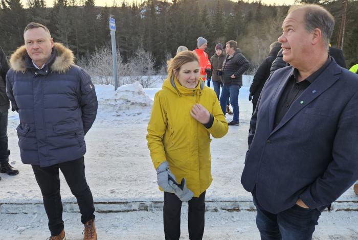 PÅ PLASS: Forbundsstyremedlem og leder i NLFs lokalavdeling i Valdres, Bjørn Ivar Gunhildgard (t.h), vegdirektør Ingrid Dahl Hovland og Cato Løkken fra SVV var til stede under åpningen av nye E16. Foto: Guttorm Tysnes