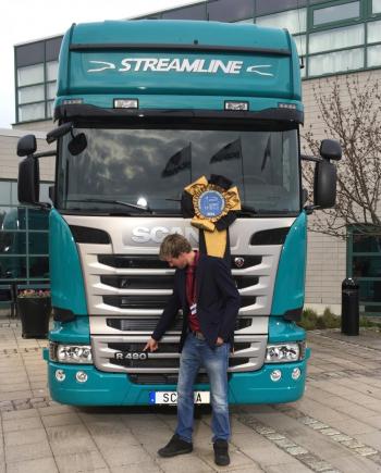 Vinneren fikk utlevert nøkkelen til en ny Scania til 100 000 euro. Prisen inkluderer også ett års forsikring fra Scania Insurance. Foto: Scania