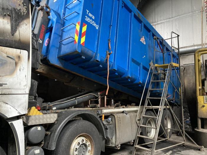 BLE KASTET AV: På denne gardintrappa sto Jan Inge da det smalt. Han ble kastet av gardintrappa og brakk både ankel og hæl i fallet. I tillegg fikk han store brannskader. Foto: Privat