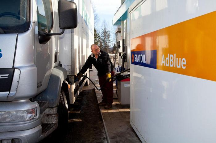 Uten AdBlue fungerer ikke rensesystemet slik det skal, og utslippet av farlige stoffer mangedobles. Samtidig risikerer en store skader på motor og drivverk ved å manipulere lastebilens elektronikk. Illustrasjonsbilde: Johnny Syversen / Circle K