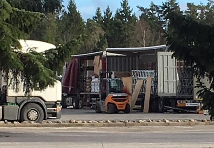 Her lastes det fra modulvogntog og over på mindre traller. Slik blir en internasjonal last til flere. Foto: Statens vegvesen