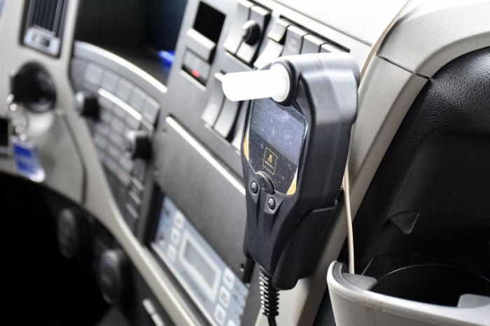 Enheten kan plasseres på flere steder, men Miniekspress har valgt denne løsningen i dashbordet. Det er også installert et eget indikatorlys i knappepanelet. Foto: Stein Inge Stølen