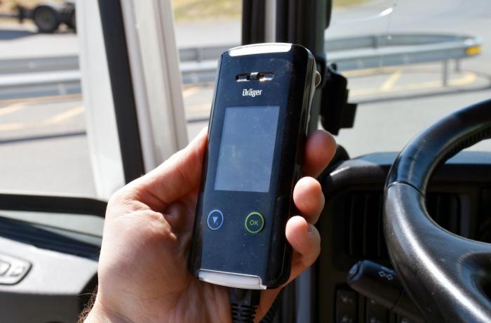 I denne bilen er Dräger-enheten montert i A-stolpen. Dette er en god løsning på de kjøretøyene der dette kan gjøres uten at det går på bekostning av sikt. Foto: Stein Inge Stølen