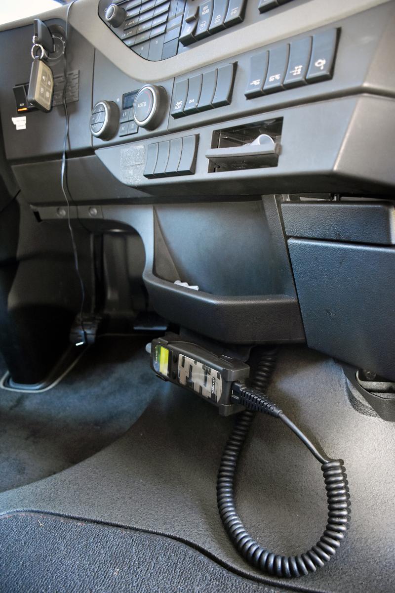 Hos Utengen Transport er alkolåsen montert helt nederst ved fotbrønnen og er ikke synlig fra førersetet. Foto: Stein Inge Stølen