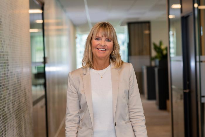 – I Nasjonal Transportplan er det høye ambisjoner om overgang til mer fossilfri og utslippsfri teknologi på norske anleggsplasser. I Nye Veier har vi satt i gang flere større pilotprosjekter på dette temaet, men vi ser at det også er behov for et større kunnskapsløft i samfunnet om dette viktige temaet, sier administrerende direktør i Nye Veier, Anette Aanesland.