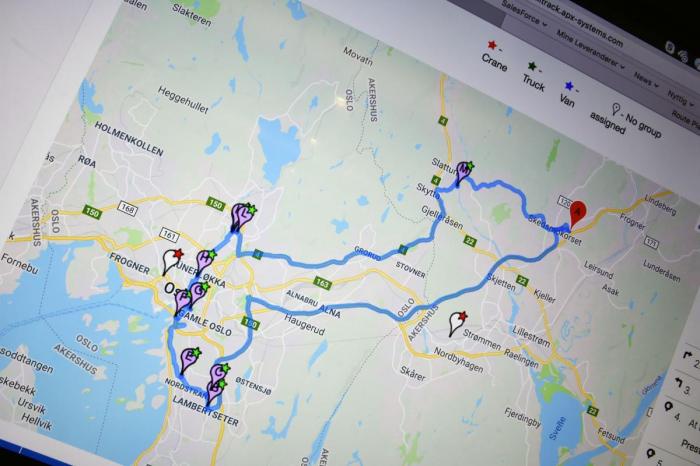 Hvis det oppstår problemer på den planlagte ruten estimerer systemet raskt og enkelt et bedre alternativ. Samtidig får kundene automatiske oppdateringer på SMS. Foto: Stein Inge Stølen