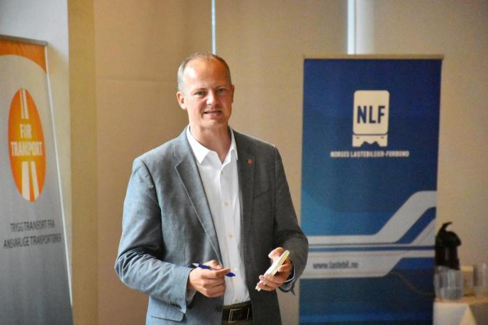 Samferdselsminister Ketil Solvik-Olsen var tydelig på hvor viktig slike møter er for å forstå virkeligheten ute på veiene. Foto: Stein Inge Stølen
