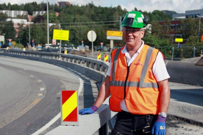 Arild Eckhoff ved Isachsen Anlegg AS har 46 års erfaring med arbeid langs veg. Foto: Cecilie Foss, Statens vegvesen