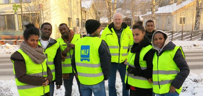 OPPDRESSET: Saba Ghebezgabher (f.v.), Nazir Abdelkarim, Omar Hashem, Osma Kattan, NLFs Tore Velten, Ruta Weldemichael, Farhan Moahammed og Kedesti Tsegezab. Foto: Guttorm Tysnes