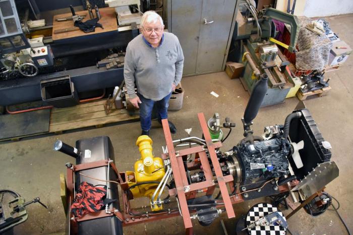 Dette er i ferd med å bli en tilhenger med påmontert kompressor og pumpe som skal kunne trekkes av utrykningsbilen. Alt settes sammen av Thorbjørn på fritiden. Foto: Stein Inge Stølen