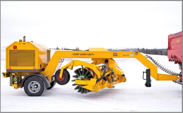 RENGJØR: Feiemaskinen på Sørlandet veier 5,5 tonn og har en arbeidsbredde på 2,5 meter. Foto: Øveraasen