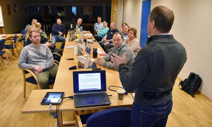 Her får Bama-transportøren Sandvik Transport AS en innføring i Scanias flåtestyringssystemer. Foto: Stein Inge Stølen