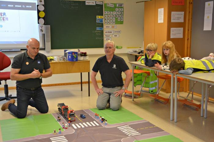 Jan-Ove og Asgeir fra NLF lærer barna på Holvik om blindsoner. (Fotoet er tatt ved et tidligere års Venner på veien-besøk.) Foto: NLF