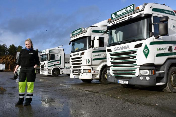 I lærlingetiden kjører Elen en Scania R560 distribusjonsbil. Drømmen er imidlertid å kjøre kranbil, og da står G-serien til høyre i bildet svært høyt i kurs. Foto: Stein Inge Stølen