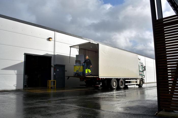 Vel fremme ved Europris i Evje leveres varene trygt på døra. Det var også her hun leverte på sin aller første solotur bak lastebilrattet. Foto: Stein Inge Stølen