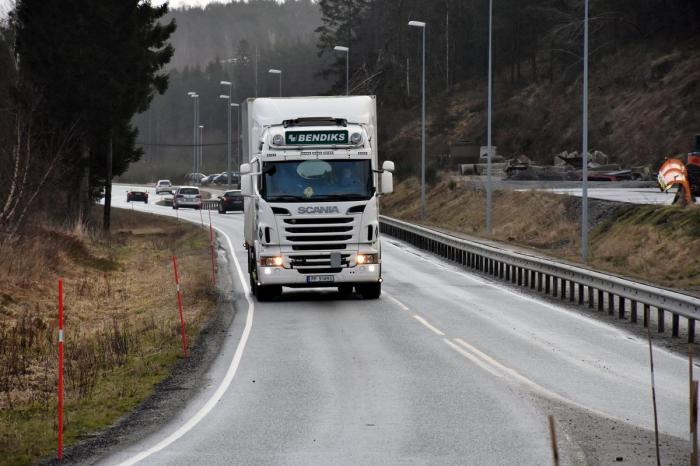 Det er her Elen trives best – ute på vegen bak rattet på en Scania. Helst med en V8-motor under setet. Foto: Stein Inge Stølen