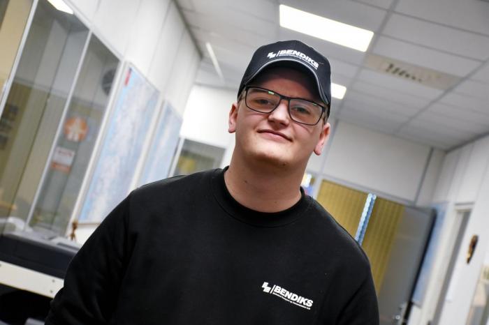 Vegard Falck Grønland er hos Bendiks Transport på utplassering. Han gleder seg til å sette seg bak rattet så fort lappen er i boks. Foto: Stein Inge Stølen