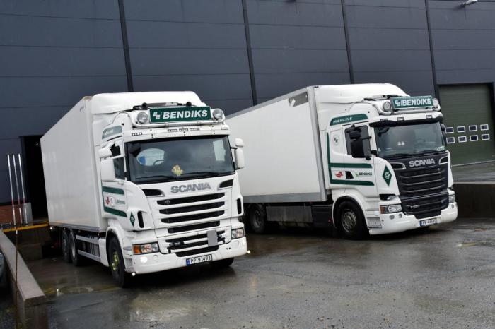 Lærlingene får kjøre «skikkelig» bil med V8-motor. Det demper ikke akkurat entusiasmen. Foto: Stein Inge Stølen