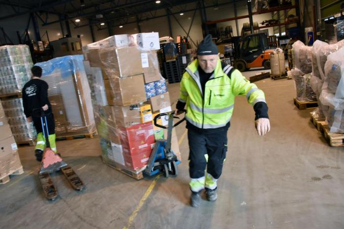 Robert er ingen kontorrotte og bistår helst lærlingene på lagergulvet. Han er ikke fornøyd med mindre han går hjem med svarte never. Foto: Stein Inge Stølen