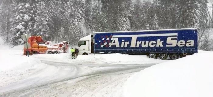Etter at mottakeren møtte opp på stedet og stilte bankgaranti, kunne bergingsoppdraget fullføres. Foto: Stein Inge Stølen